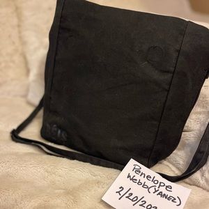 Béis “the lunch bag” in black.